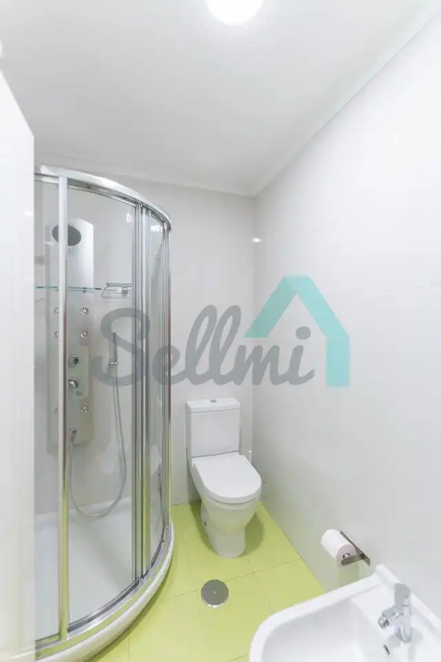 Bathroom of Flat for rent in Oviedo   with Heating, Parquet flooring and Furnished