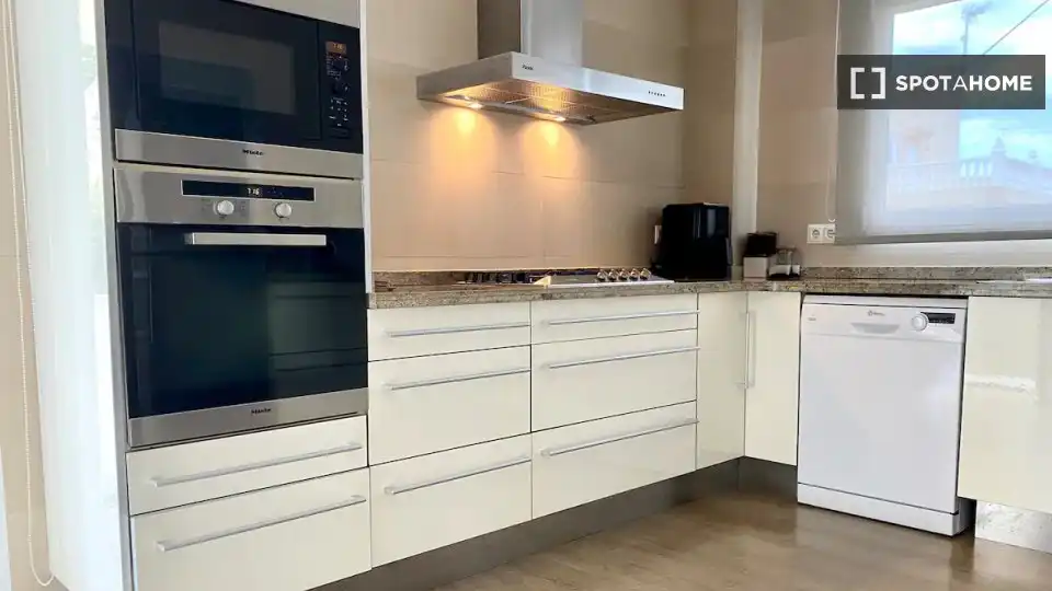 Cuina de Pis de lloguer en Cullera amb Aire condicionat, Calefacció i Moblat