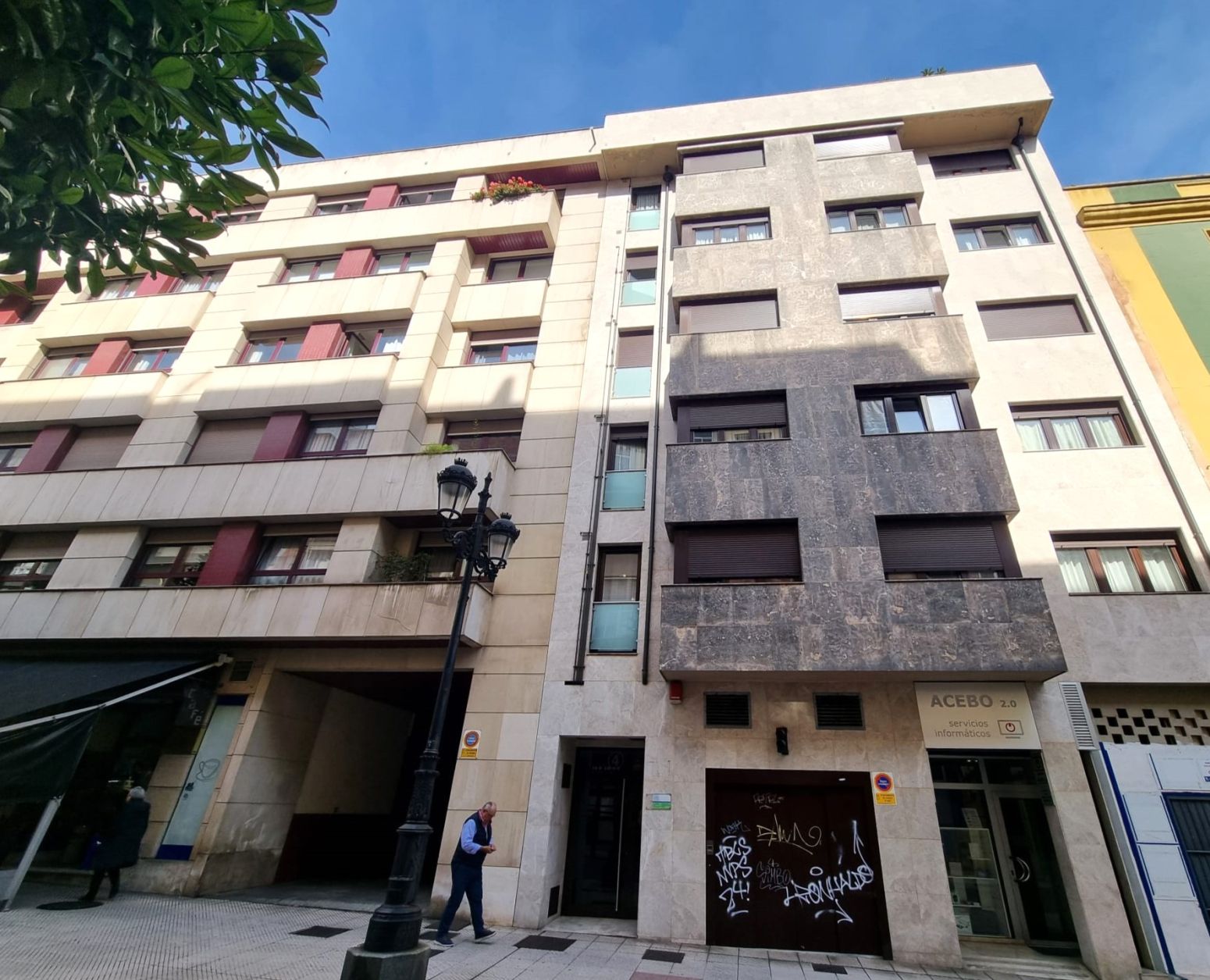 Vista exterior de Pis de lloguer en Oviedo  amb Calefacció i Moblat