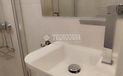 Bathroom of Flat to rent in  Madrid Capital  with Air Conditioner and Furnished