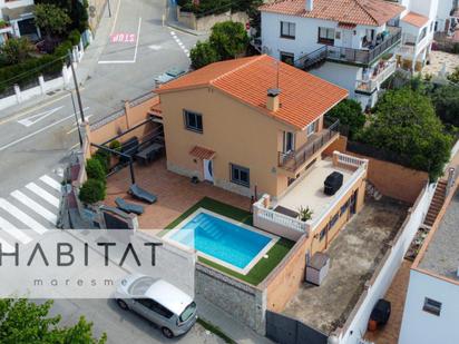 Vista exterior de Casa o xalet en venda en Pineda de Mar amb Aire condicionat, Calefacció i Terrassa
