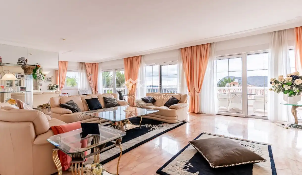 Sala de estar de Casa o chalet en venta en Arona con Terraza, Piscina y Amueblado