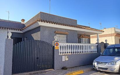 Vista exterior de Casa o xalet en venda en Chipiona amb Aire condicionat, Terrassa i Traster