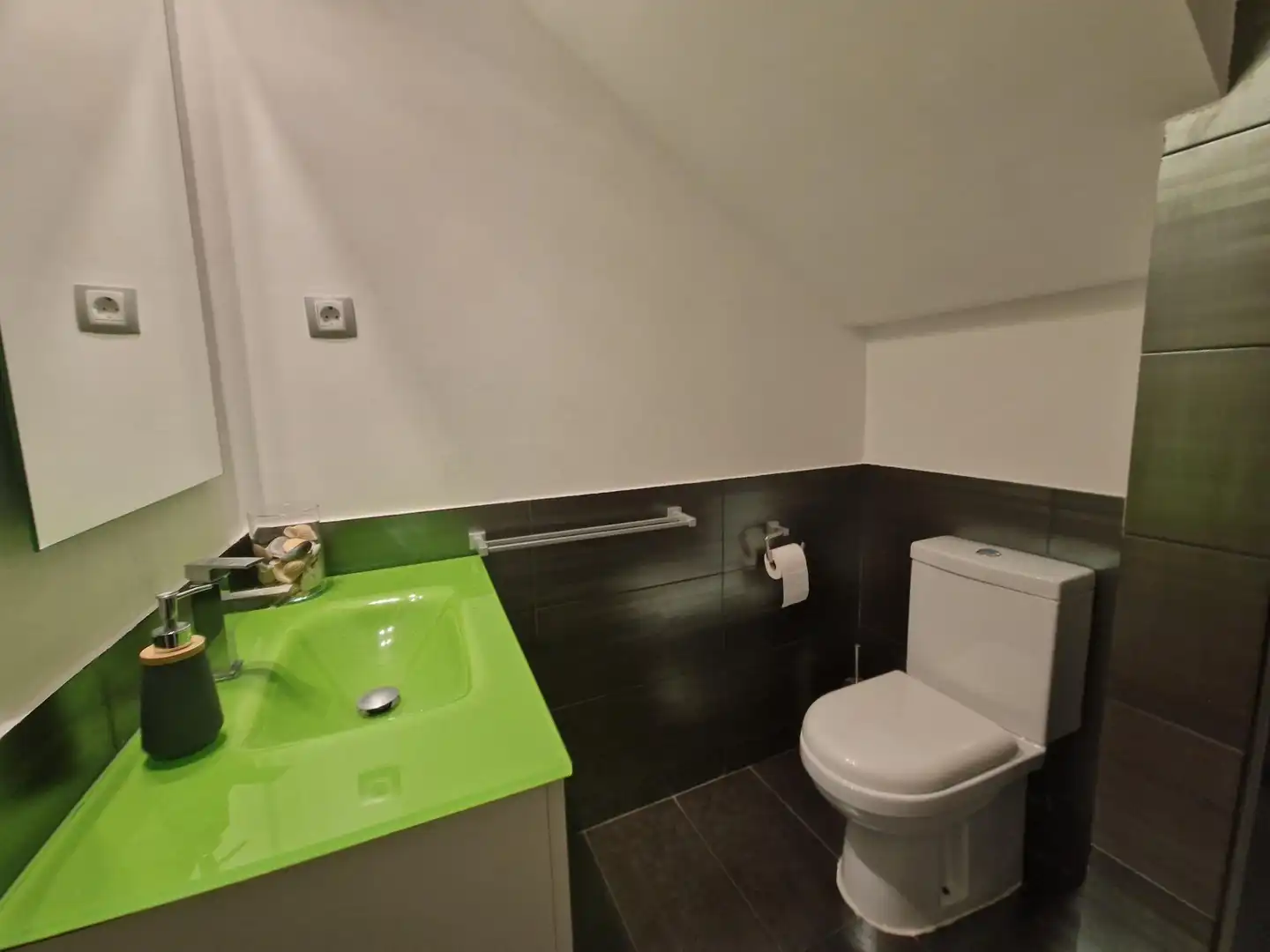 Badezimmer von Einfamilien-Reihenhaus zum Verkauf in La Pobla de Vallbona mit Klimaanlage, Heizung und Privatgarten