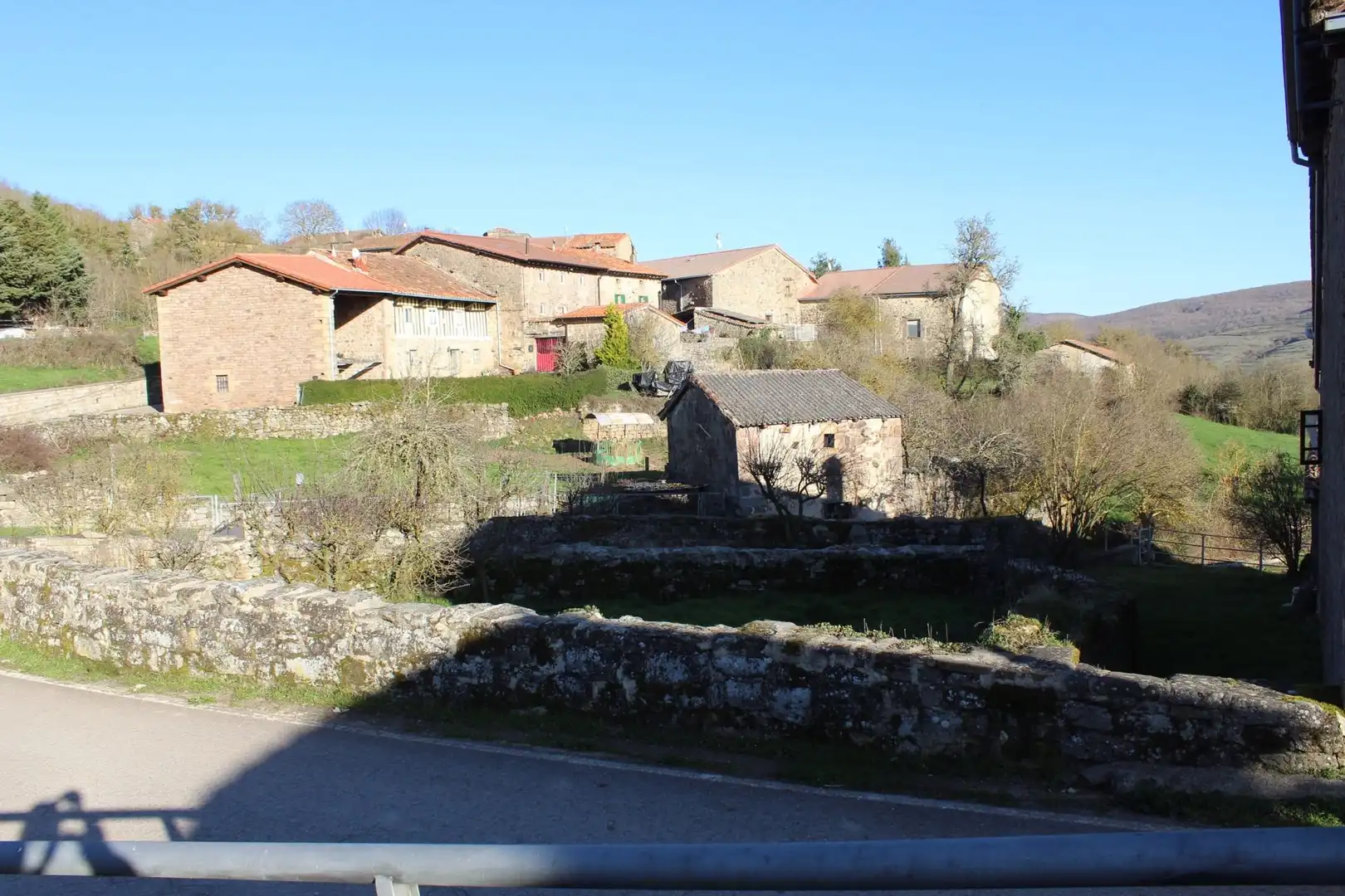 Außenansicht von Country house zum Verkauf in Valdeprado del Río mit Privatgarten