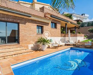 Vista exterior de Casa o xalet en venda en Vilanova i la Geltrú amb Aire condicionat, Terrassa i Piscina