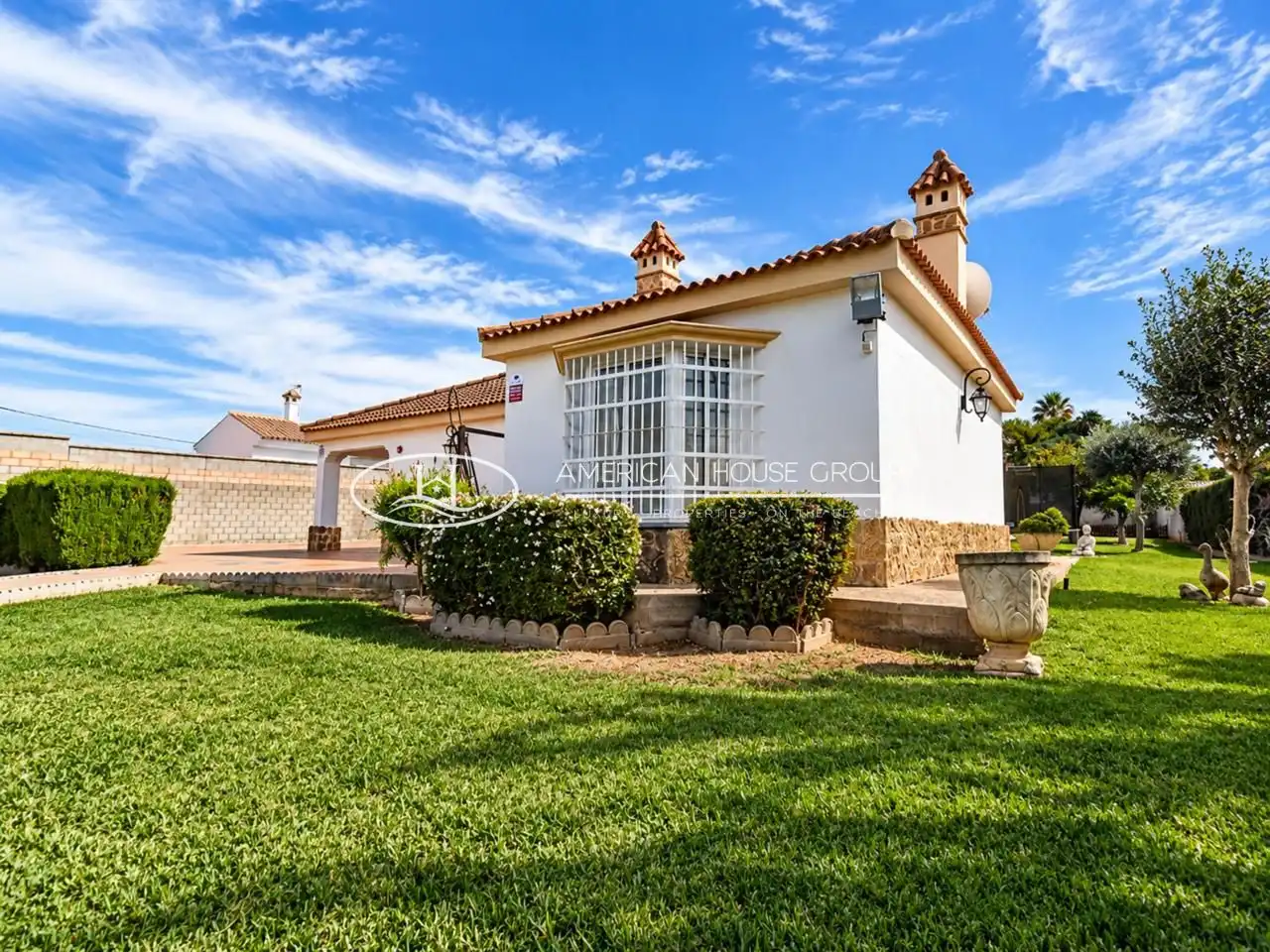 Vista exterior de Casa o xalet en venda en Chiclana de la Frontera amb Aire condicionat, Jardí privat i Traster