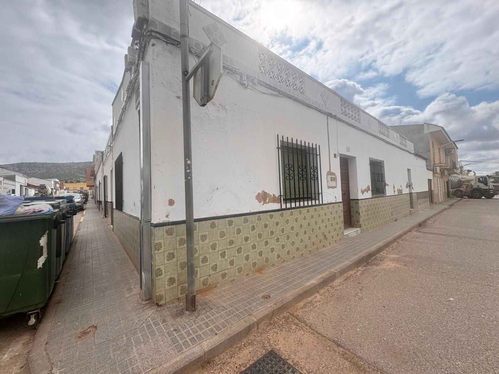 Vista exterior de Casa o xalet en venda en Arroyo de San Serván amb Aire condicionat i Jardí privat