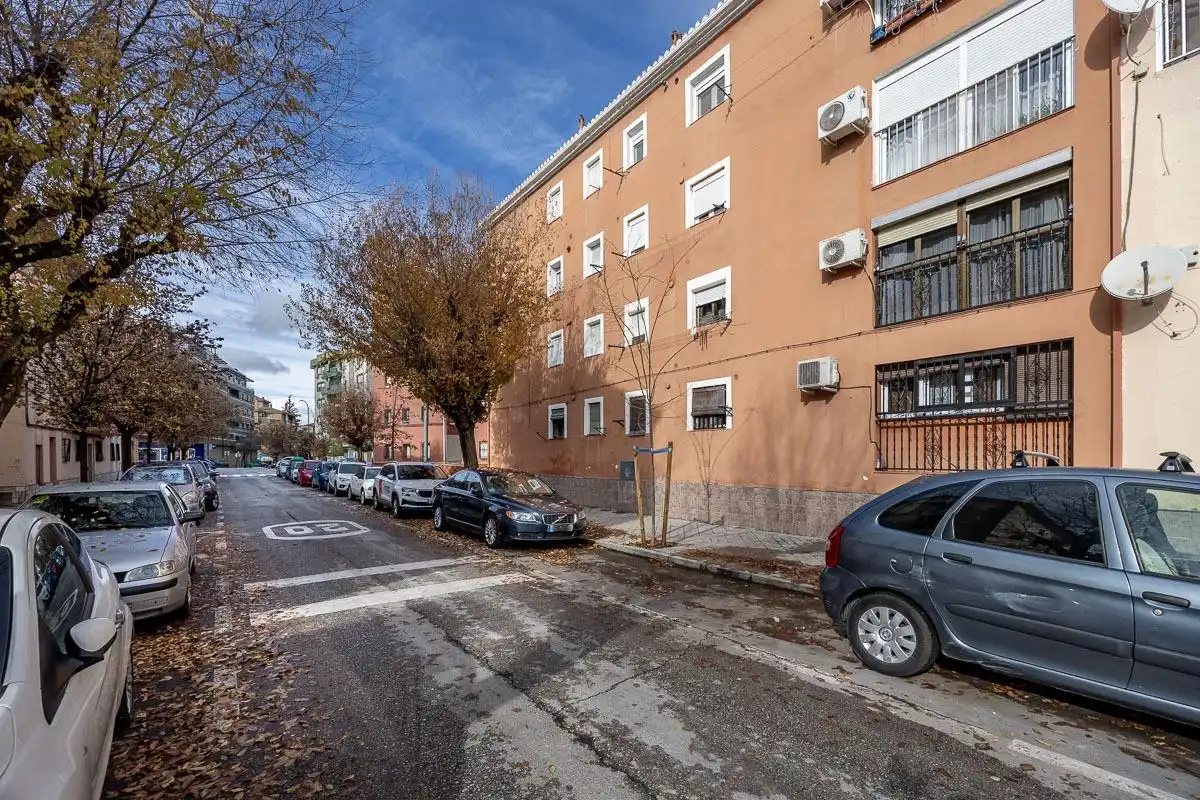Vista exterior de Piso en venta en Granada con Balcón