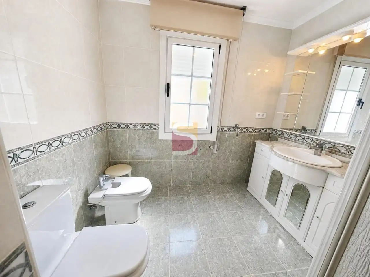 Baño de Piso de alquiler en Nigrán con Calefacción, Terraza y Amueblado
