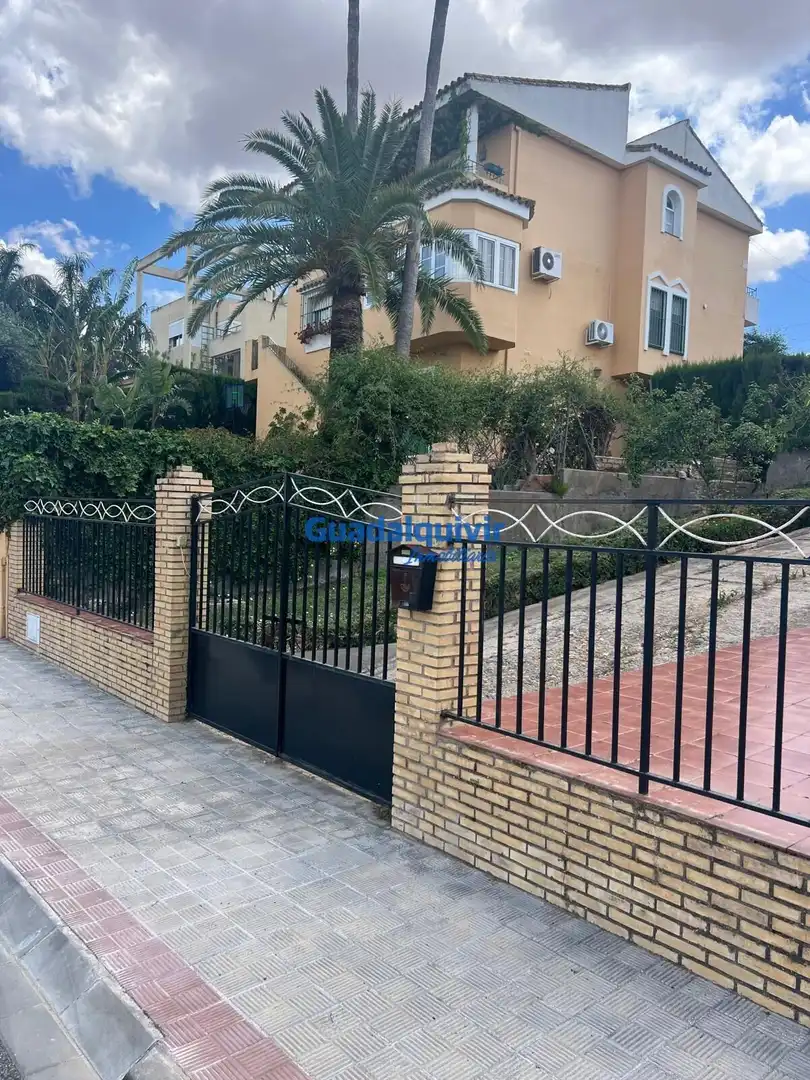 Vista exterior de Casa o xalet en venda en Dos Hermanas amb Aire condicionat, Jardí privat i Terrassa