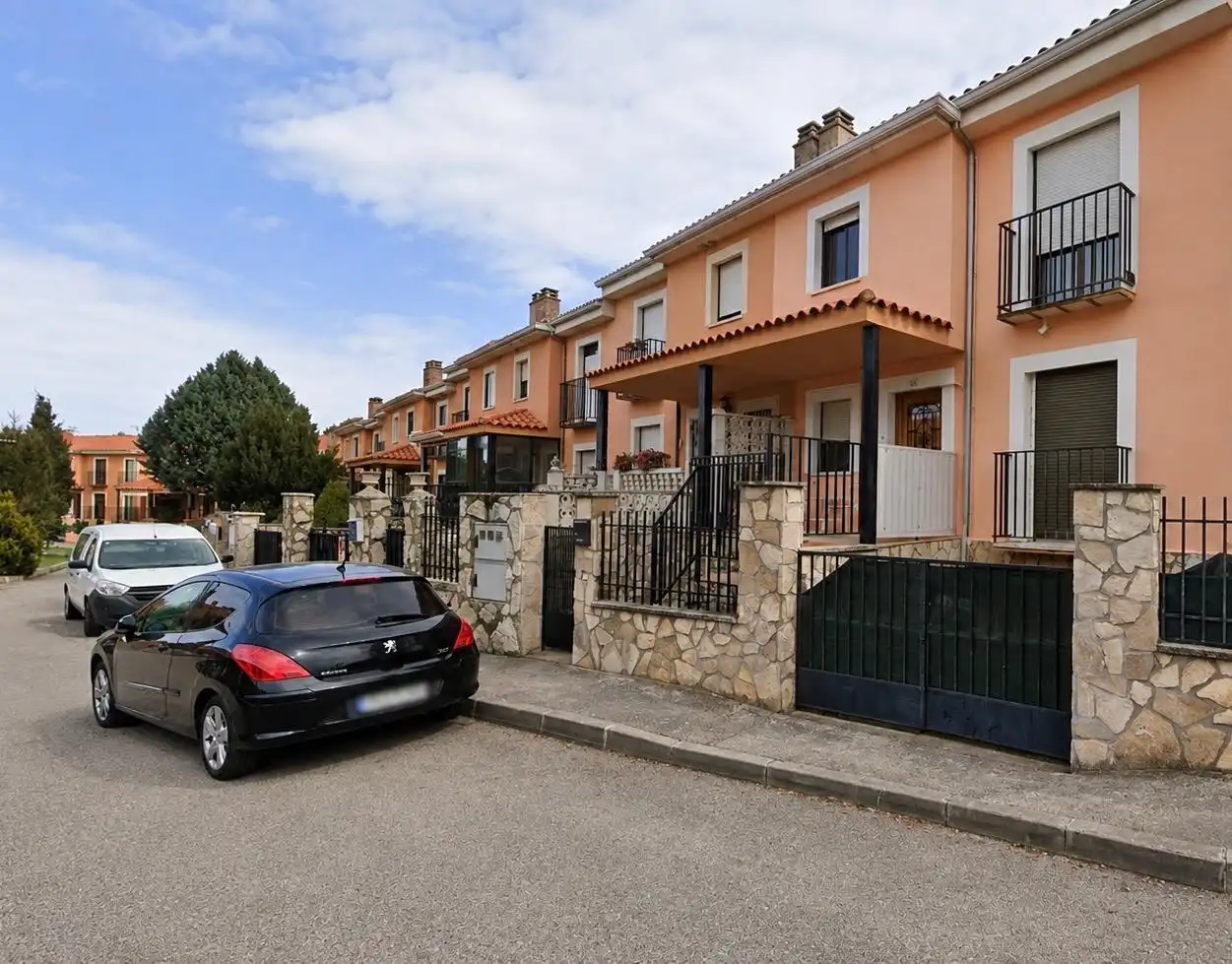 Vista exterior de Casa adosada en venda en Torija amb Calefacció
