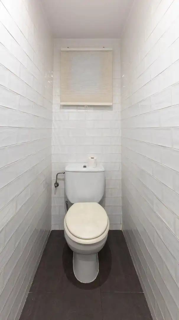 Badezimmer von Geschaftsraum zur Miete in Barcelona mit Klimaanlage