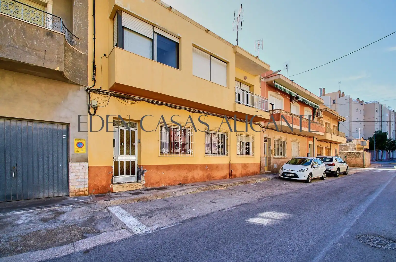 Vista exterior de Casa adosada en venda en El Campello amb Jardí privat, Terrassa i Traster