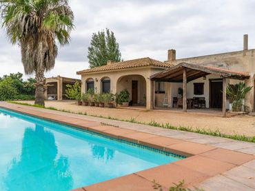 Maison rustique avec piscine à vendre à Deltebre