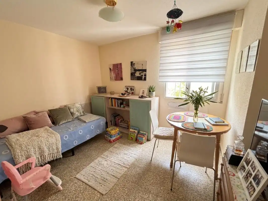 Habitación de Planta baja en venta en Madrid con Calefacción