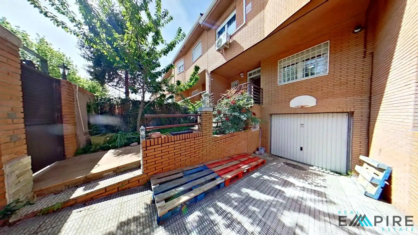 Vista exterior de Casa adosada en venta en Valdemoro con Aire acondicionado, Calefacción y Amueblado