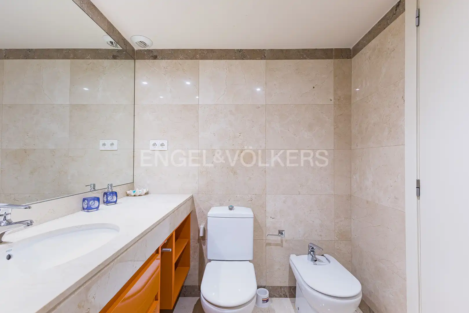 Badezimmer von Wohnung zur Miete in Barcelona mit Klimaanlage, Heizung und Parkett