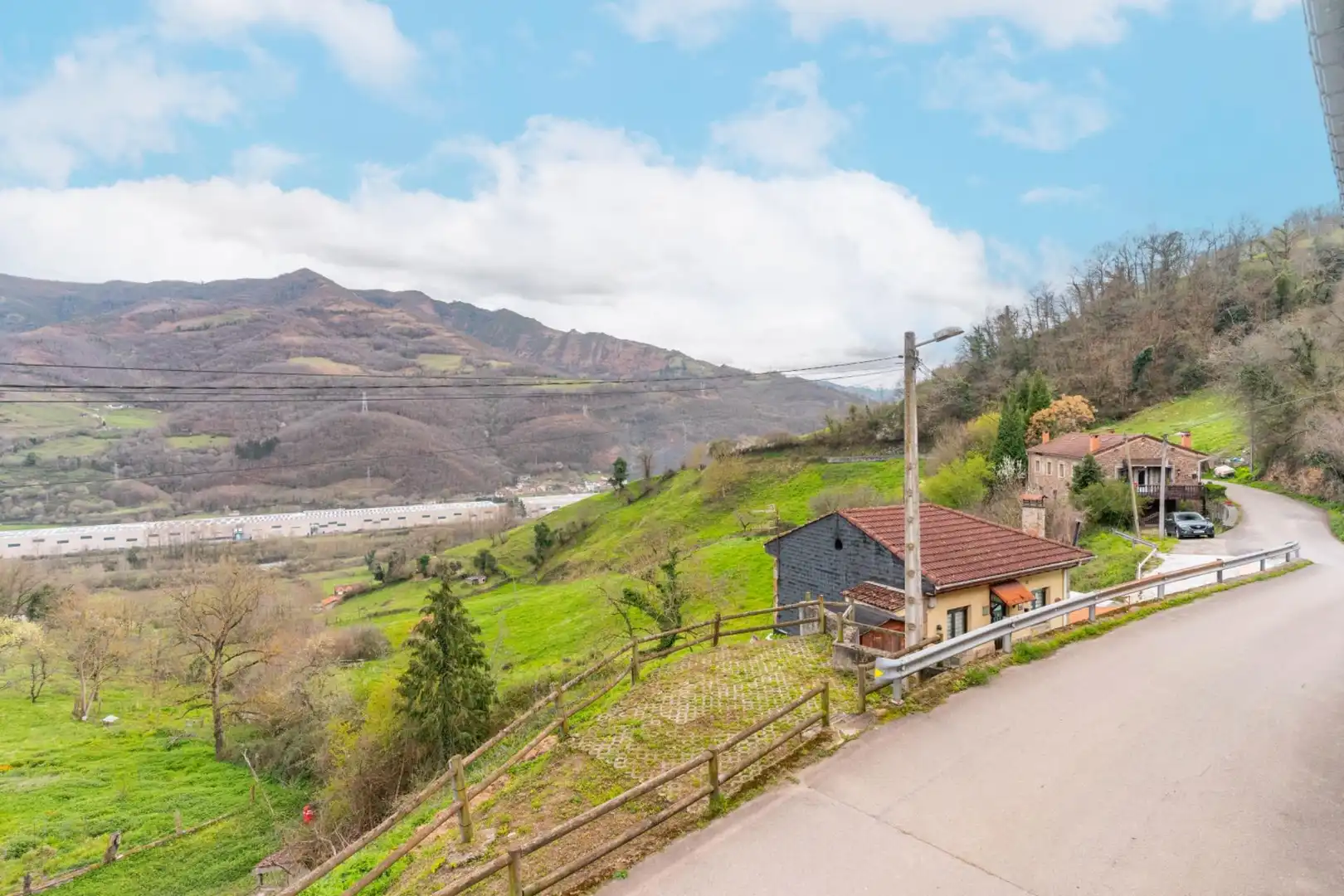 Vista exterior de Finca rústica en venda en Lena amb Jardí privat, Traster i Balcó