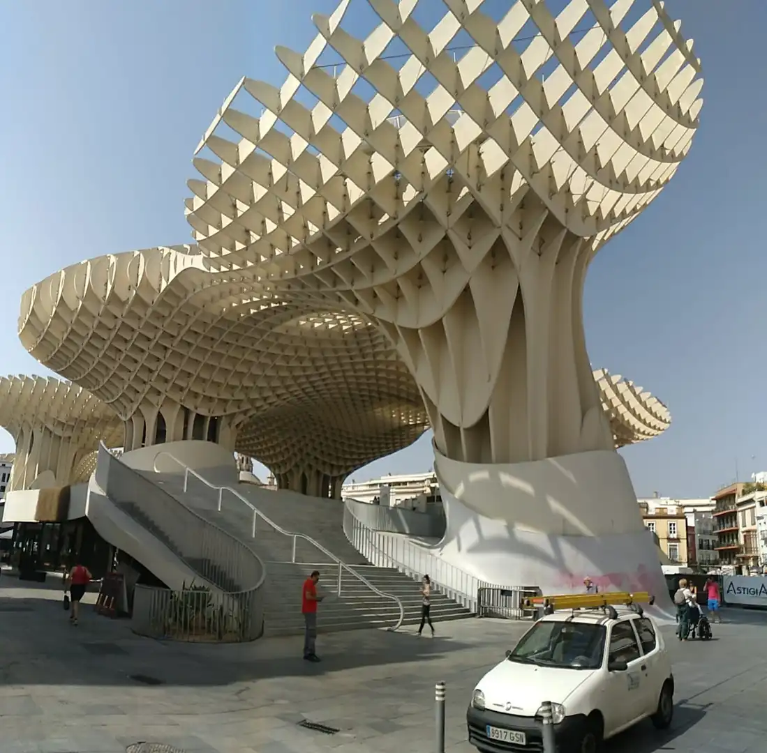 Außenansicht von Wohnung zur Miete in  Sevilla Capital mit Klimaanlage, Heizung und Möbliert