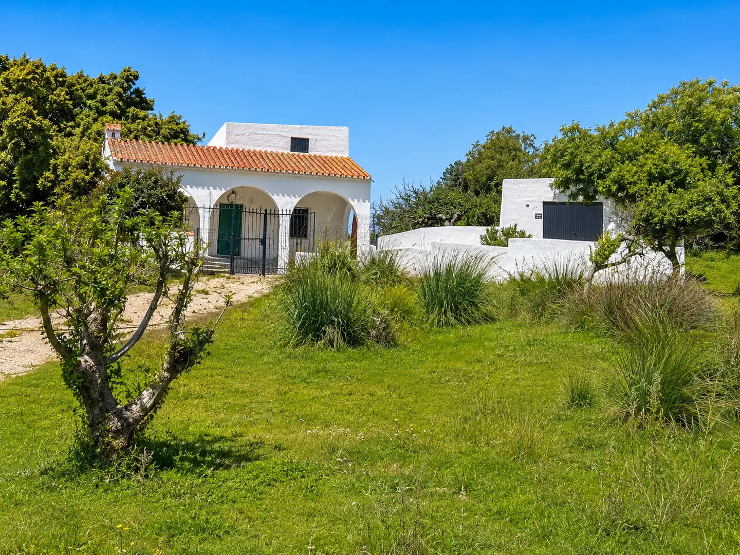 Vista exterior de Casa o xalet en venda en Estepona amb Jardí privat, Terrassa i Piscina