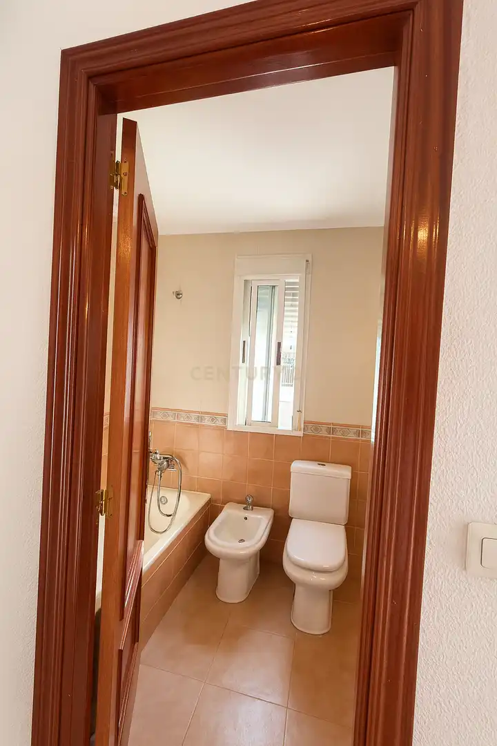 Bathroom of Flat for sale in Trujillo  with Air Conditioner, Oven and Washing machine