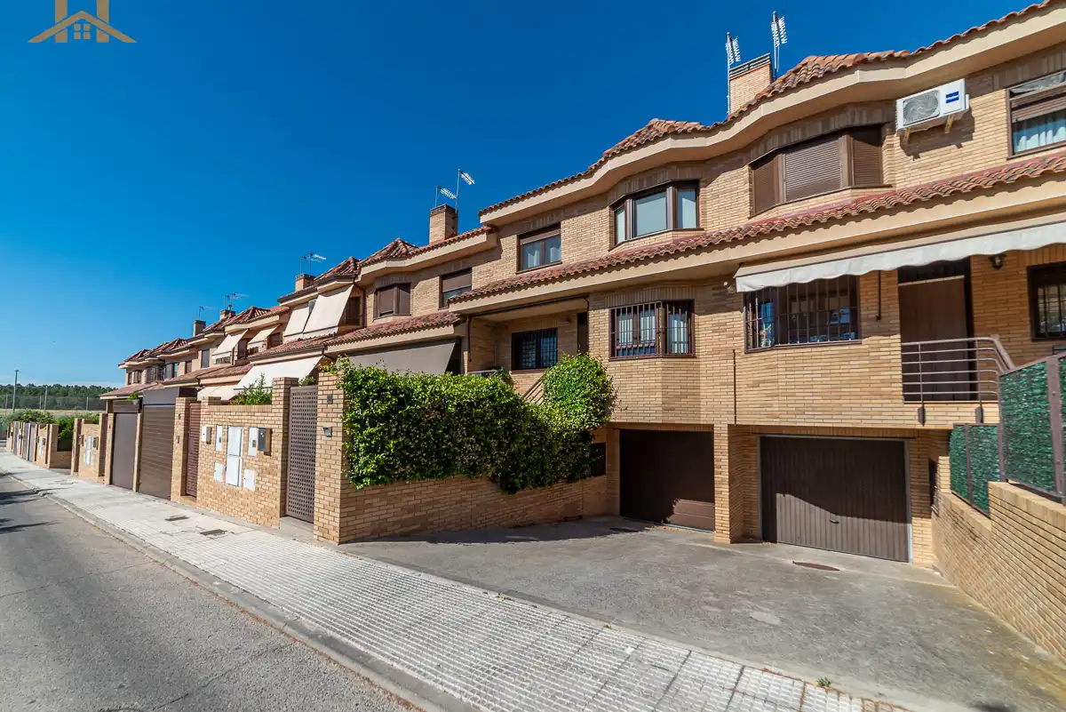 Vista exterior de Casa adosada en venda en Navalcarnero amb Aire condicionat, Calefacció i Jardí privat