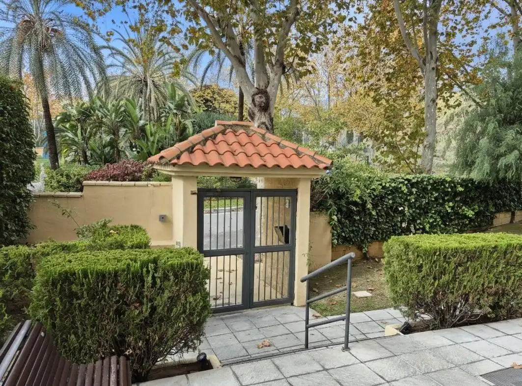 Vista exterior de Àtic en venda en Marbella amb Aire condicionat, Jardí privat i Terrassa
