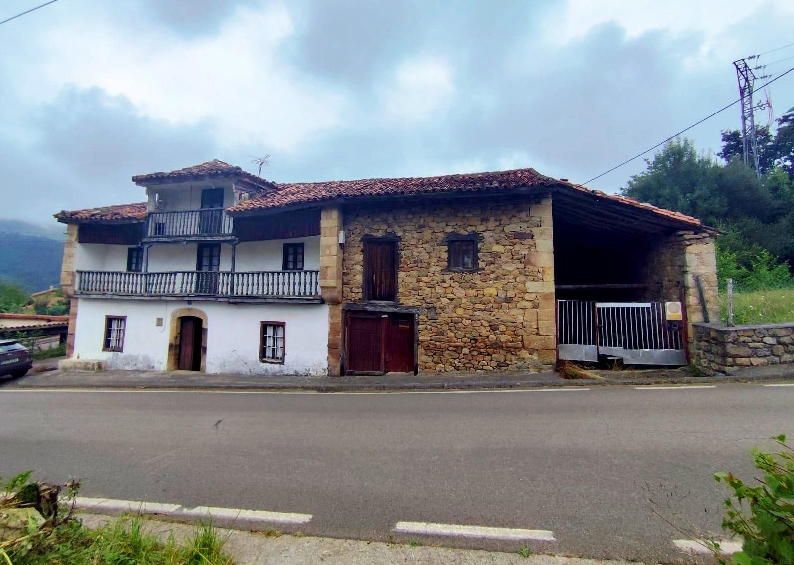 Exterior view of House or chalet for sale in Santiurde de Toranzo  with Private garden, Terrace and Storage room