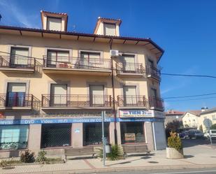 Vista exterior de Dúplex en venda en Navaluenga amb Aire condicionat, Terrassa i Balcó