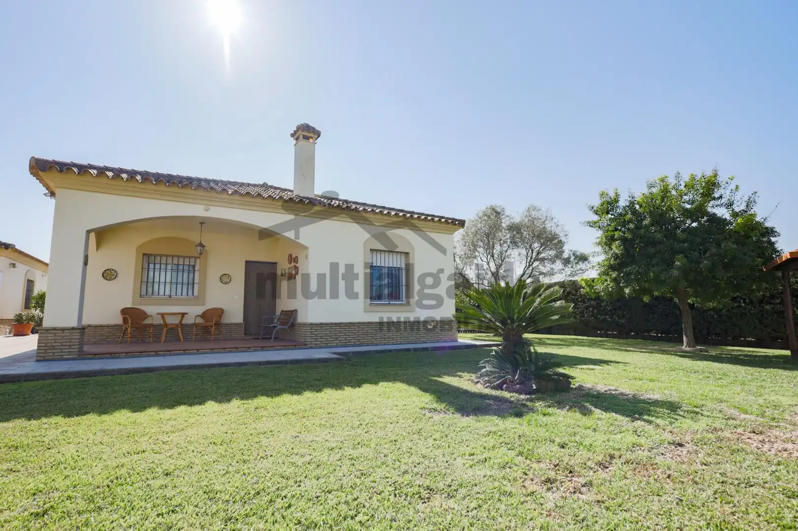 Vista exterior de Casa o xalet en venda en Sanlúcar de Barrameda amb Aire condicionat, Jardí privat i Traster