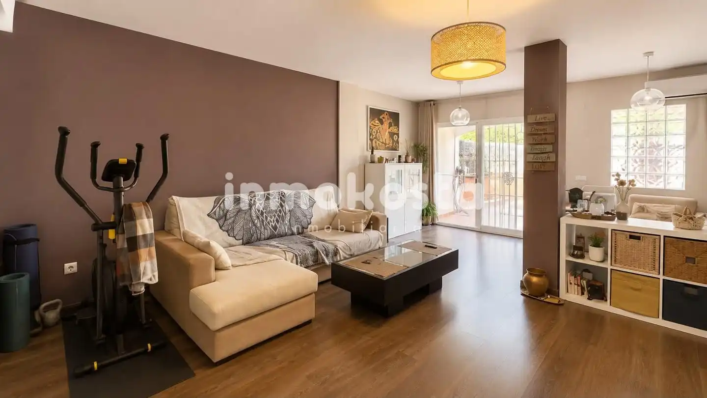 Vista exterior de Casa adosada en venda en La Nucia amb Aire condicionat, Jardí privat i Terrassa