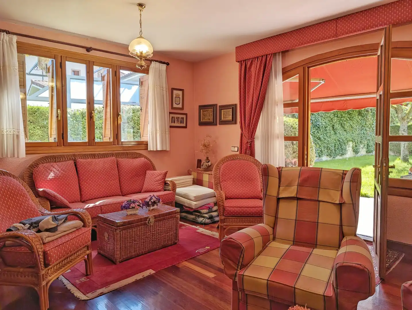 Sala d'estar de Casa o xalet en venda en Ezcaray amb Calefacció, Jardí privat i Terrassa