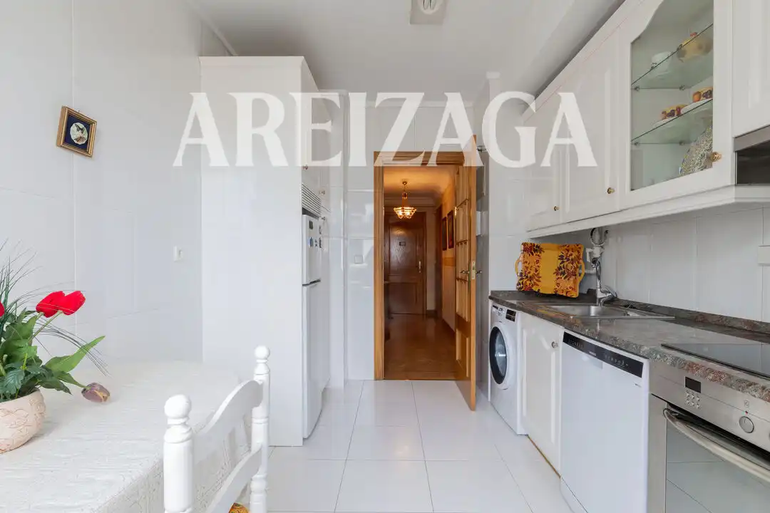 Habitación de Piso en venta en Donostia - San Sebastián  con Calefacción, Terraza y Balcón