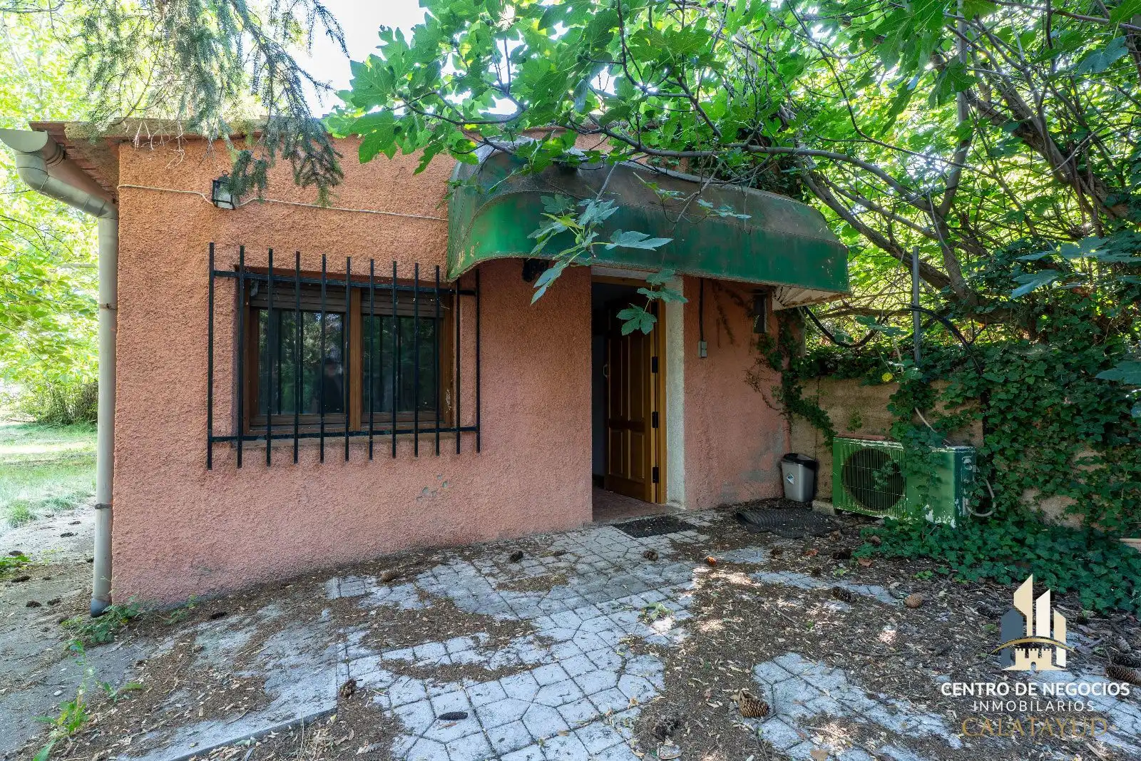 Vista exterior de Casa o xalet en venda en Calatayud amb Aire condicionat, Calefacció i Piscina