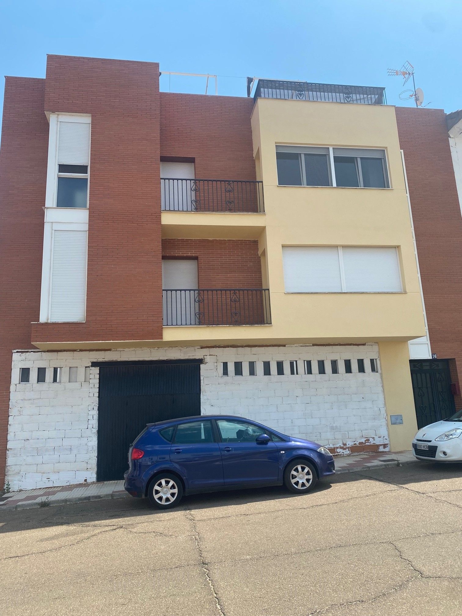Vista exterior de Dúplex en venda en Castuera amb Aire condicionat, Parquet i Terrassa