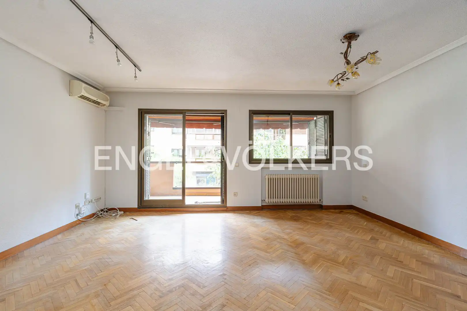 Sala de estar de Piso en venta en Pozuelo de Alarcón con Aire acondicionado, Calefacción y Parquet