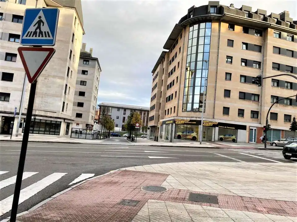 Vista exterior de Local de lloguer en Oviedo 