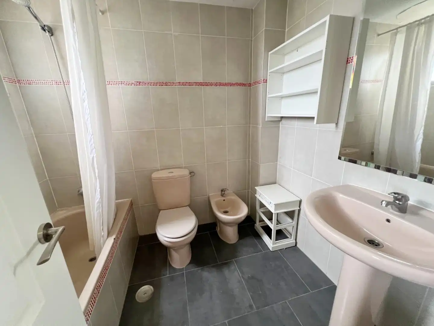 Badezimmer von Wohnung zum Verkauf in Torremolinos mit Klimaanlage, Privatgarten und Terrasse