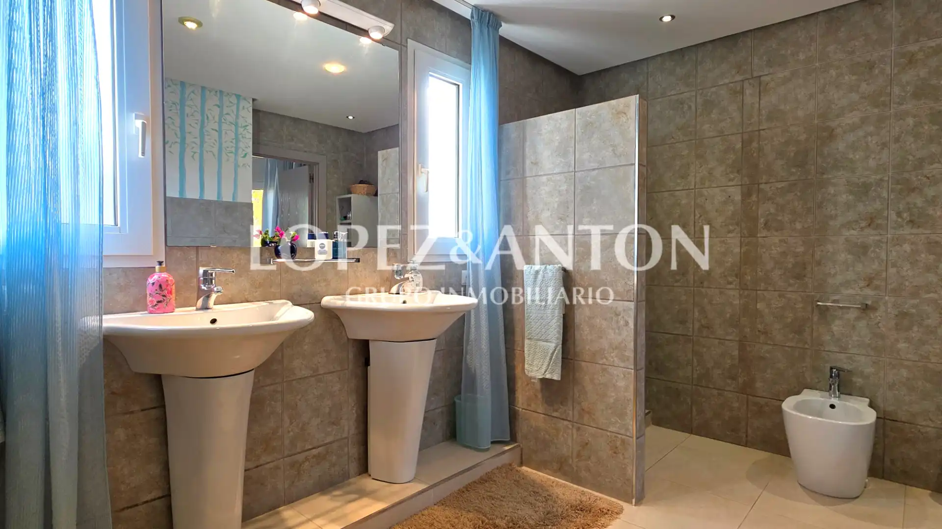 Bathroom of Houses for sale in L'Eliana  with Air Conditioner, Private garden and Terrace