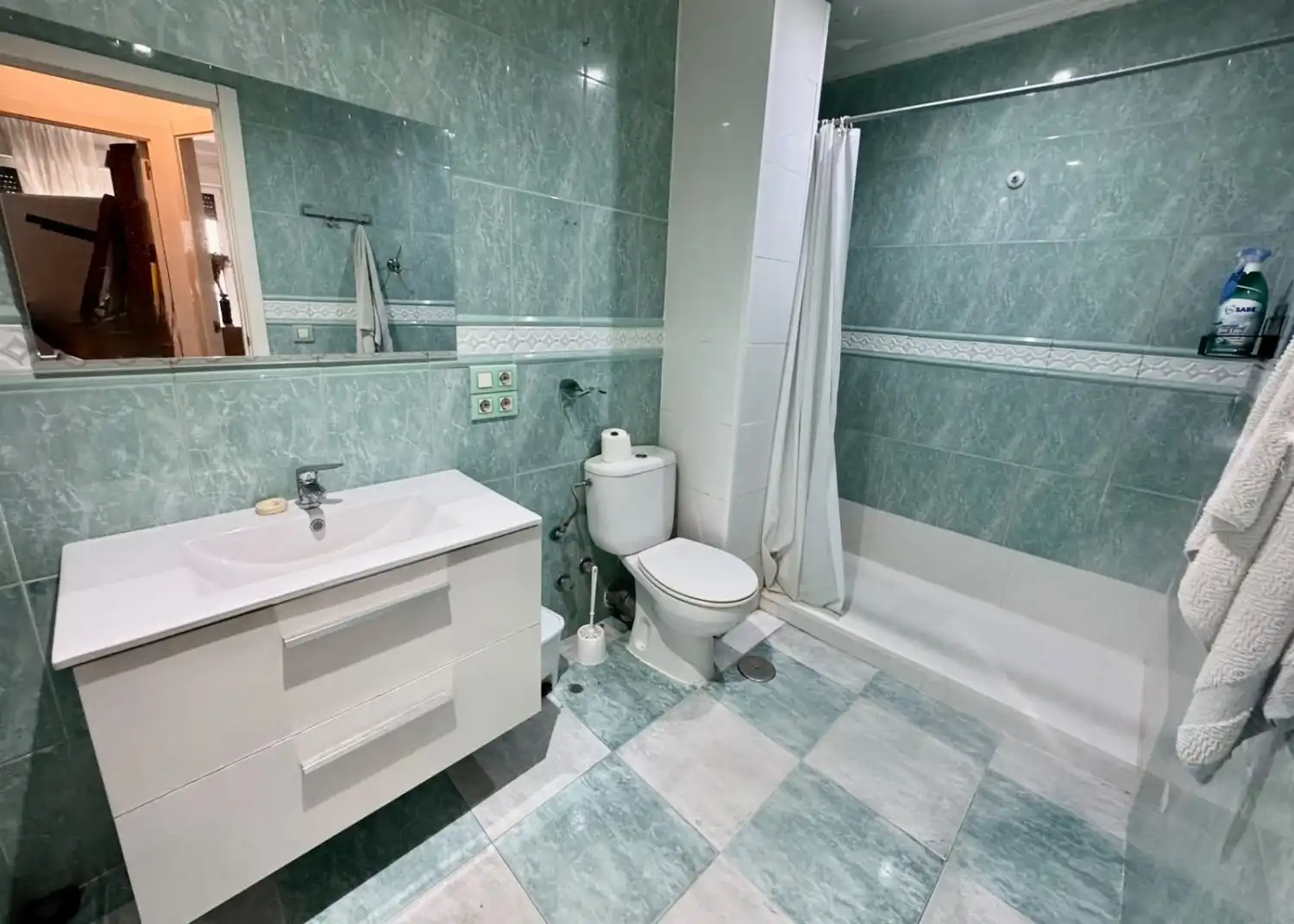 Baño de Piso de alquiler en Sevilla con Aire acondicionado y Balcón