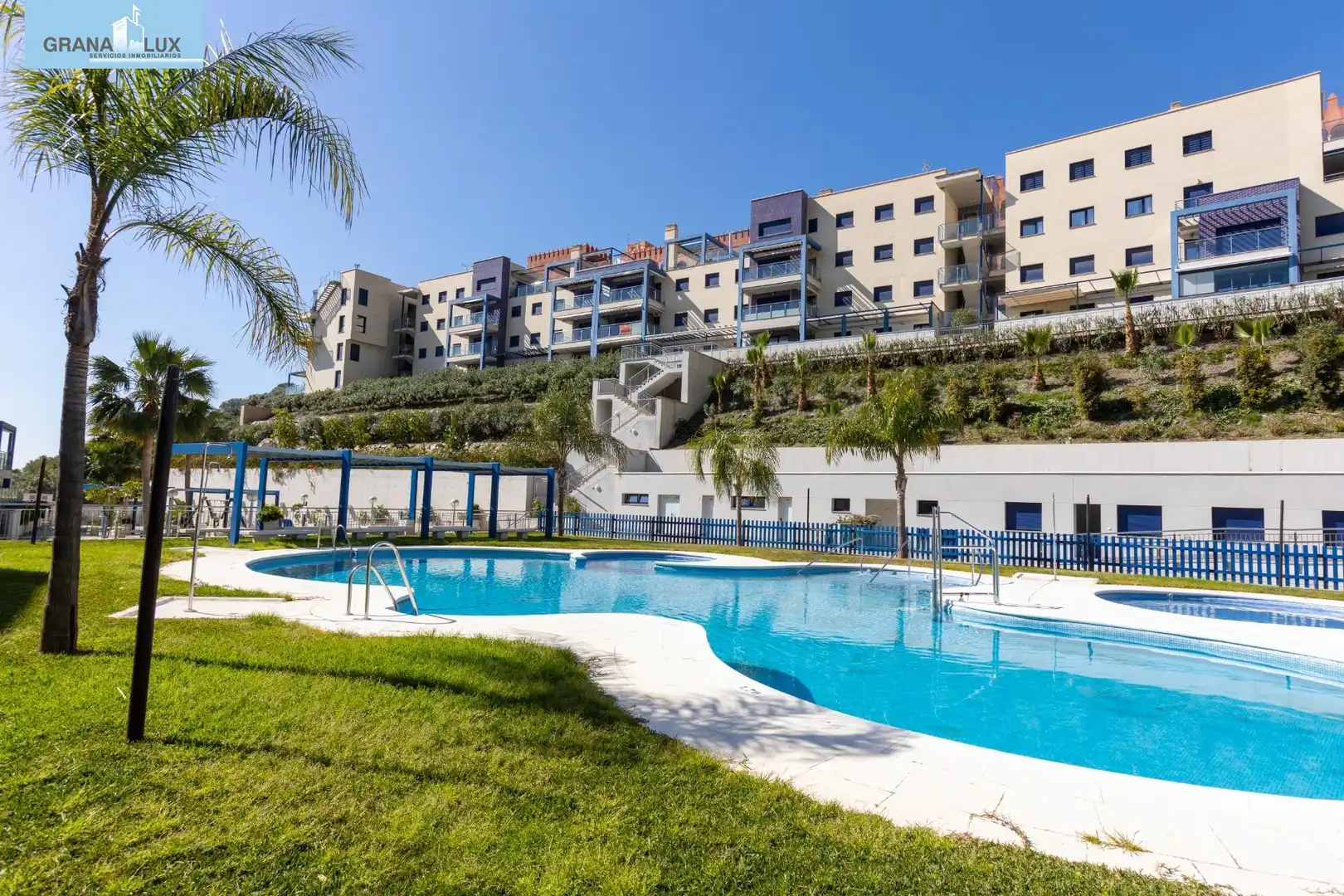 Außenansicht von Wohnung zum Verkauf in Almuñécar mit Terrasse, Abstellraum und Balkon