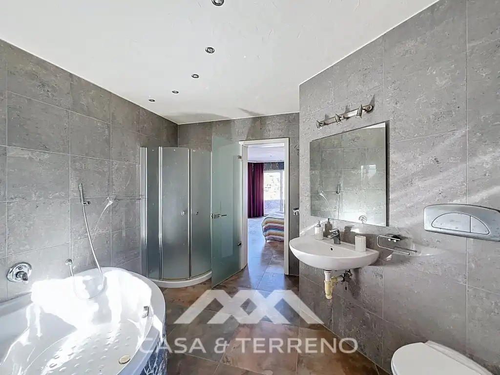 Bany de Casa o xalet en venda en Algarrobo amb Jardí privat, Terrassa i Piscina