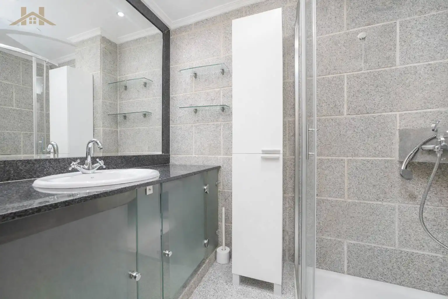 Bathroom of Flat for sale in Alcorcón  with Air Conditioner and Heating