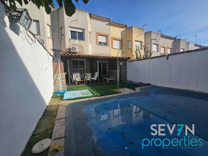 Piscina de Casa adosada en venda en Chozas de Canales amb Aire condicionat, Calefacció i Jardí privat