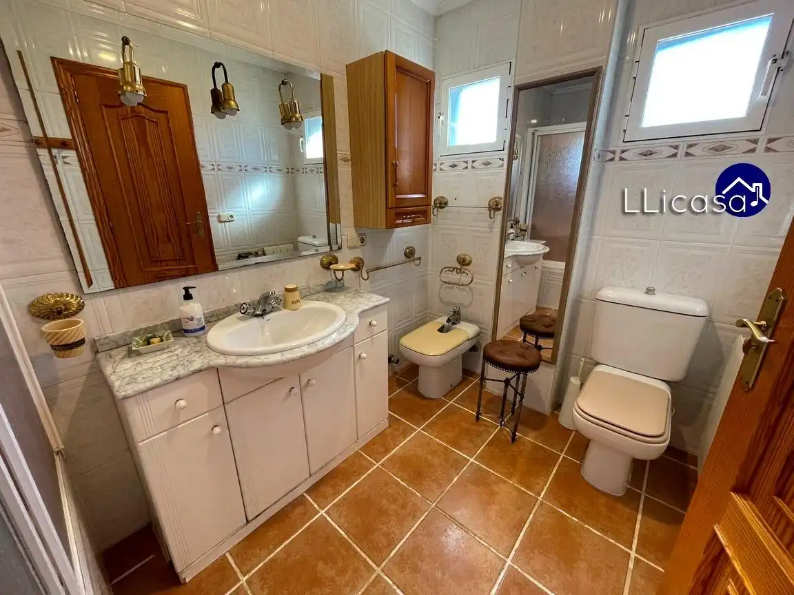 Baño de Casa o chalet en venta en La Pobla de Vallbona con Calefacción, Jardín privado y Terraza