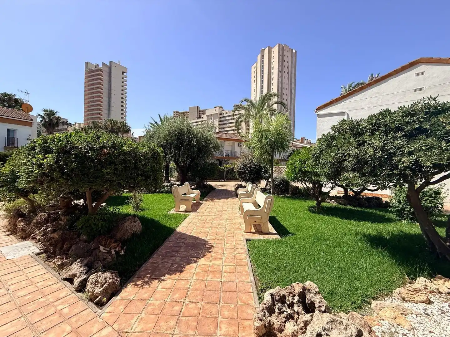 Vista exterior de Apartament en venda en Benidorm amb Jardí privat, Terrassa i Moblat