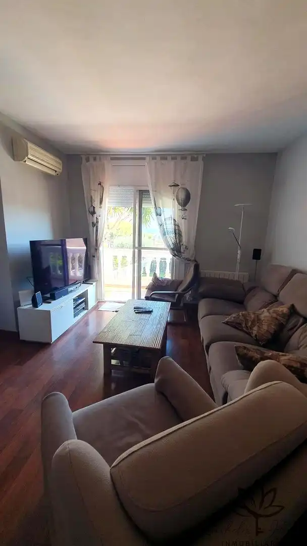 Wohnzimmer von Einfamilien-Reihenhaus zum Verkauf in Castelldefels mit Klimaanlage, Heizung und Privatgarten