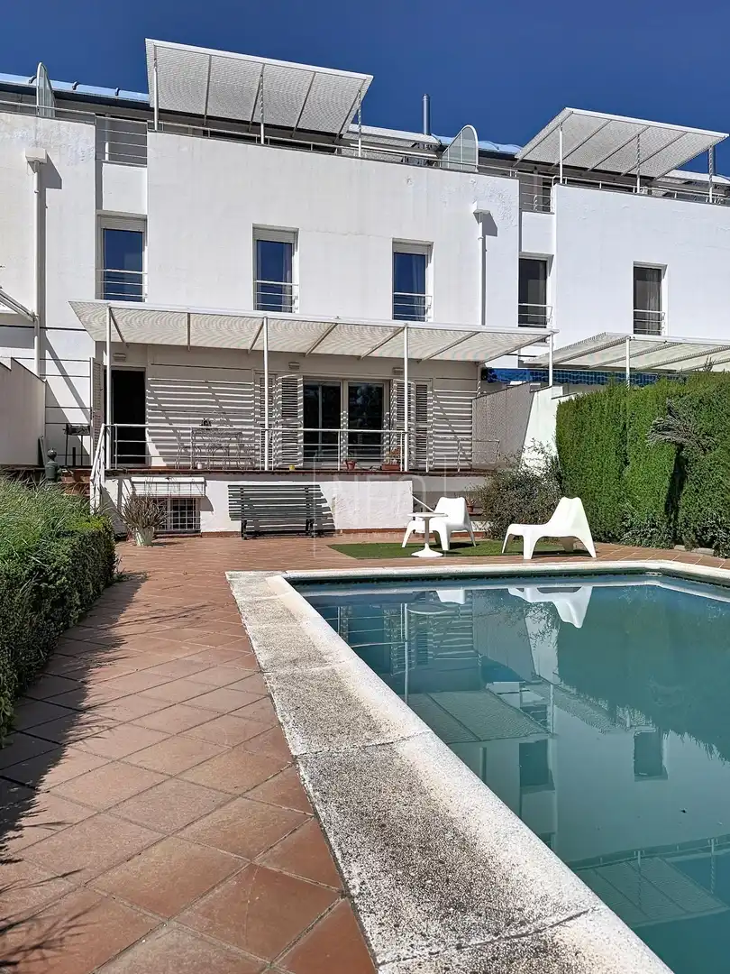 Schwimmbecken von Einfamilien-Reihenhaus zum Verkauf in Granada mit Klimaanlage, Privatgarten und Terrasse