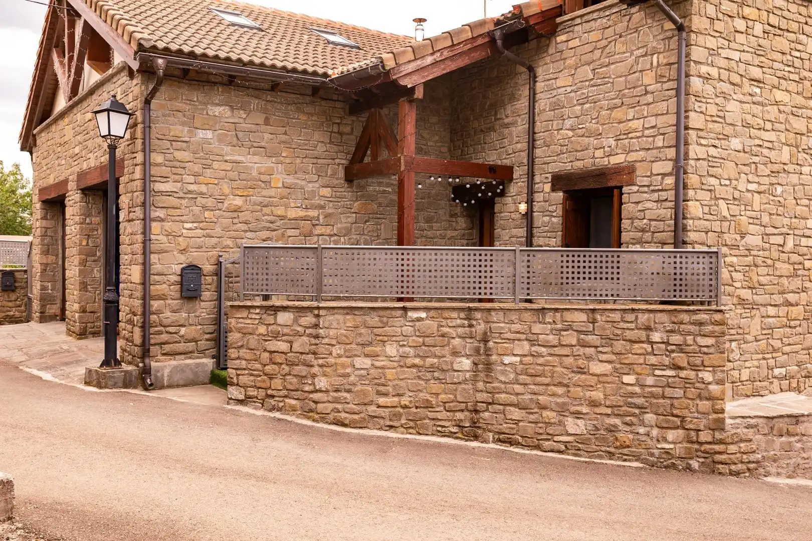 Vista exterior de Casa o xalet en venda en Sabiñánigo amb Calefacció, Jardí privat i Terrassa
